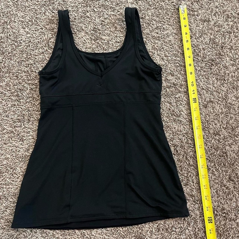 Women’s fitted athletic work out tank top